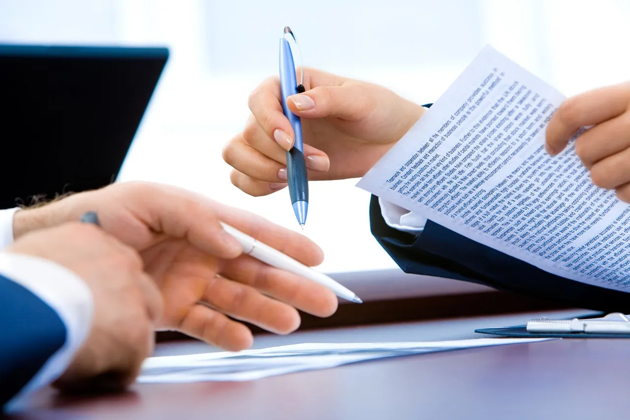 — contrat d'assurance et stylo sur une table