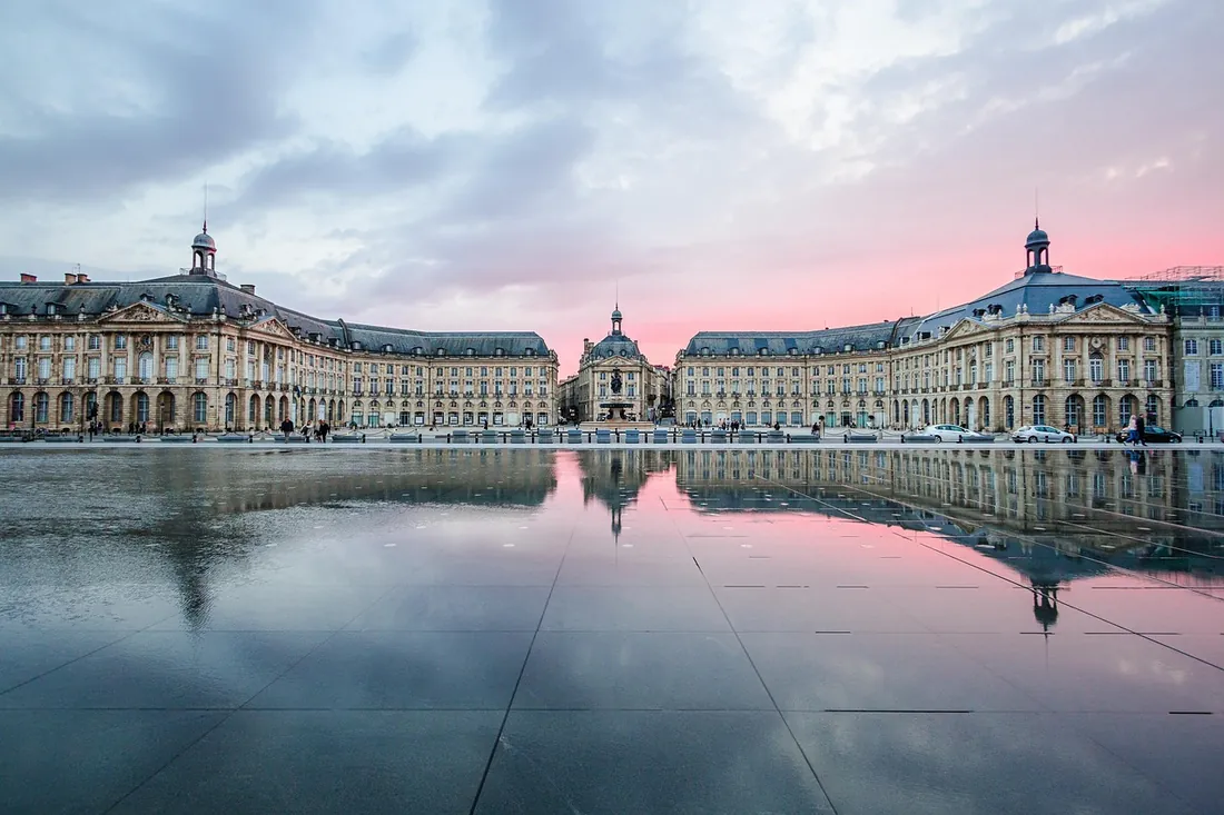 place de la Bourse et miroir d'eau ou échoppe bordelaise — déménagement Bordeaux